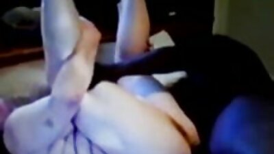 זונה ג'ינג'ית סרטי מין חינם מהממת מצטלמת על מיטתה לפני שהיא מזדיינת